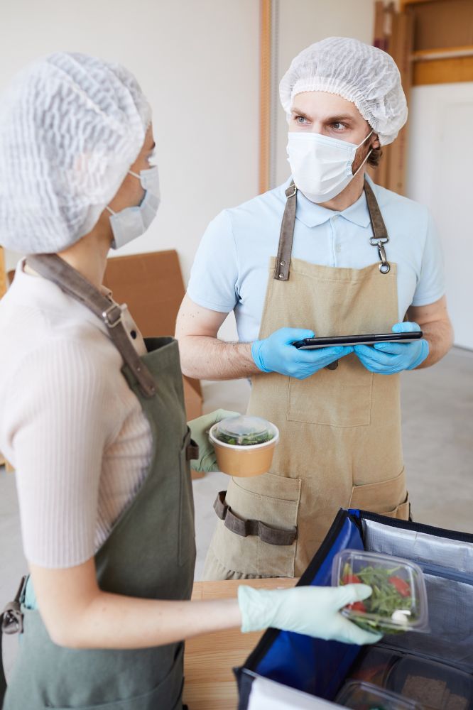 Dos cocineros trabajando